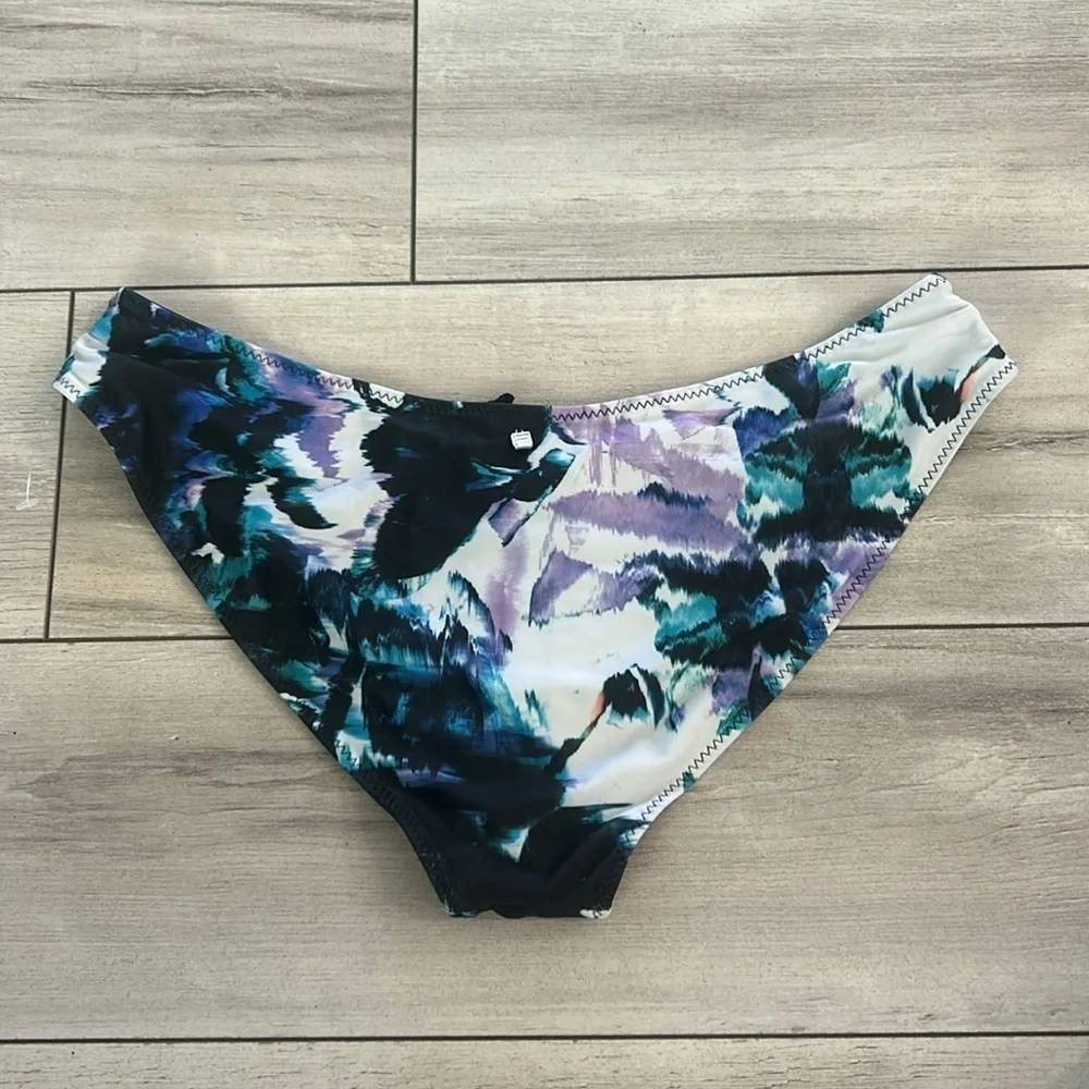 Fabletics blue white